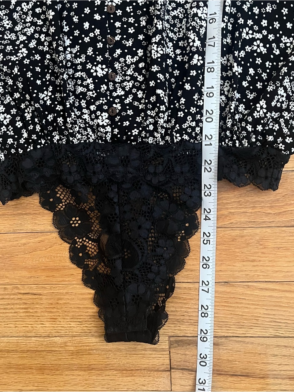 Intimately FP Black & White Floral V-Neck Blouse/Bodysuit Sz XS Bell Sleeves - Picture 15 of 15
